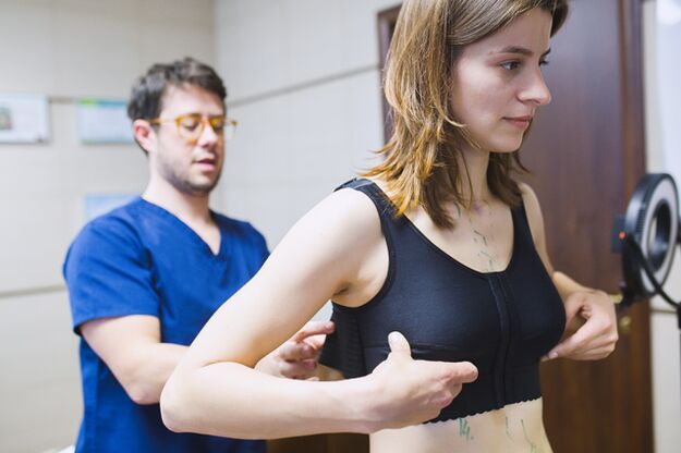 Kompressziós ruha viselése hialuronsavas mellnagyobbítás után